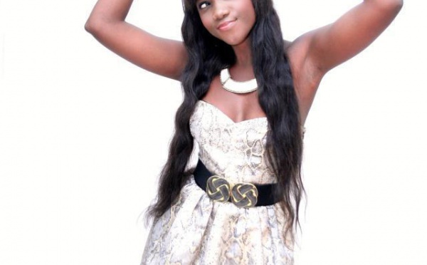 Gina pose pour sa soeur Yandor