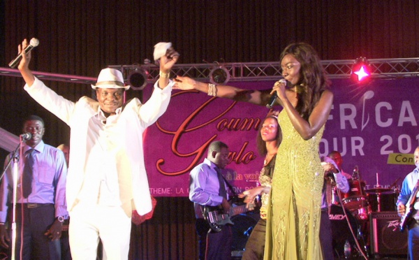 Coumba Gawlo sur scéne à Conakry avec l'artiste guinéen Mory Kanté