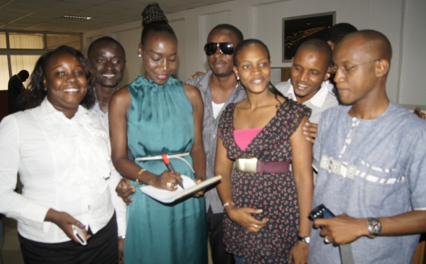 Coumba Gawlo entrain de signer des autographes pour ses fans guinéens