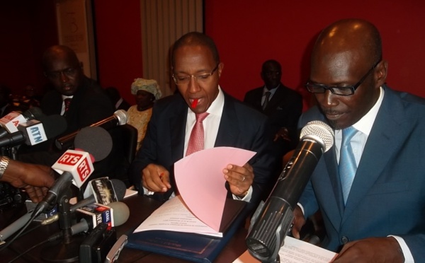 Le premier ministre Abdoul Mbaye le capuchon dans la bouche  comme ça se faisait à l'élémentaire