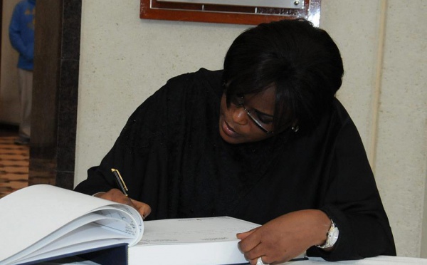 Marième Faye signant un livre d'or au Koweit 
