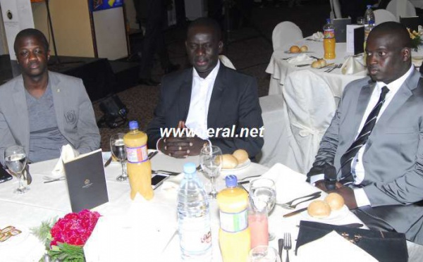 Malick Gakou, Malick Diop et Aziz Ndiaye autour d'une table