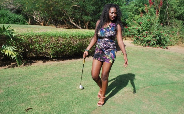 La très sexy Samira jouant au Golf