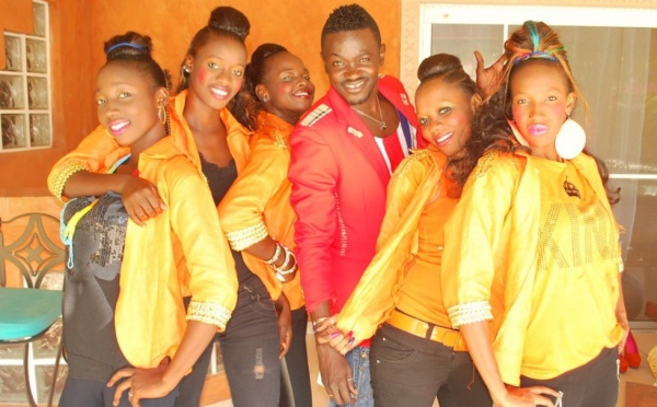Le danseur Pape Moussa au milieu de ses élèves