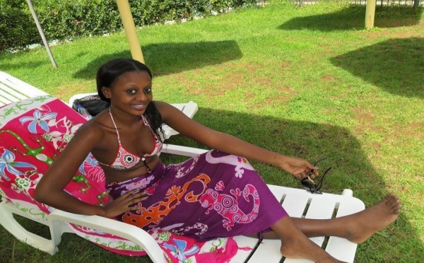Penda Ly, Miss Sénégal en titre, en mode relax au bord d'un jardin