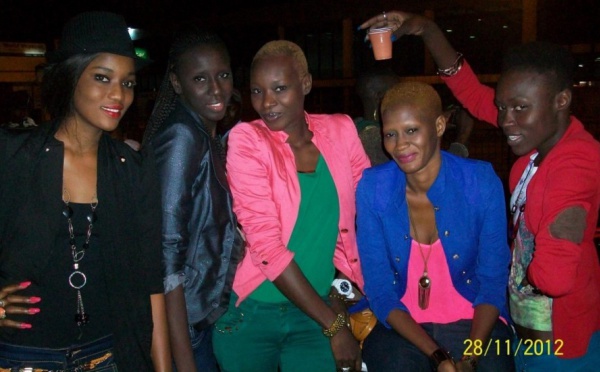 Les mannequins Eva Chon, Fatou Joe, Fleur Mbaye, Marième Sy et Chacha Kara en route pour Douala