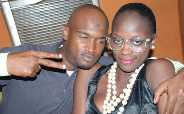 Le paparazi Sassy pose avec le mannequin Aida Ndao