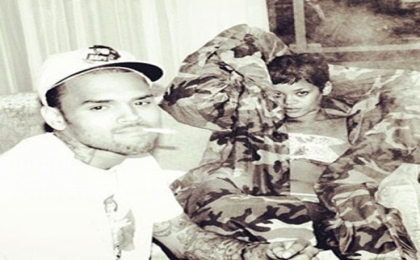 Chris Brown tweete une photo avec Rihanna : leurs mines témoignent de leur nuit