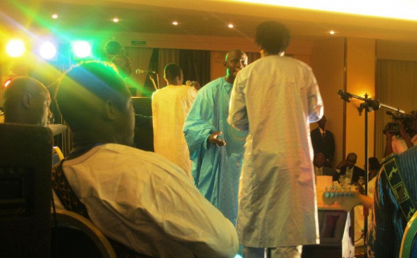 Pape Diouf partage le micro avec son grand Baba Maal