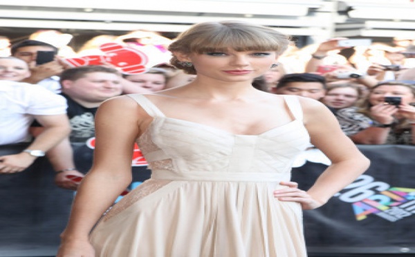 Taylor Swift saute sur tout ce qui bouge