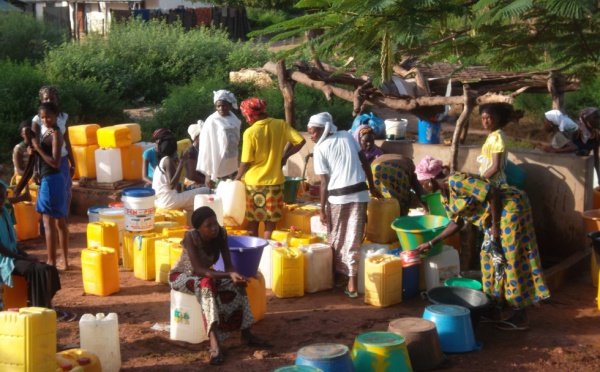 En milieu rural, les femmes passent des heures à la borne fontaine pour avoir le liquide précieux 