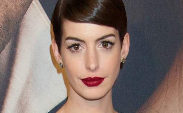 Anne Hathaway montre... tout!