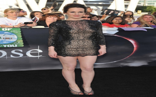 Anne Hathaway sans culotte : Elizabeth Reaser la copie