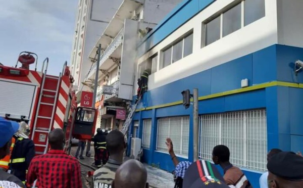(PHOTOS): Incendie à l’agence Ecobank de Faidherbe