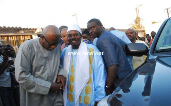 Mbackiyou Faye serrant la main de Serigne Bass Abdou Khadre