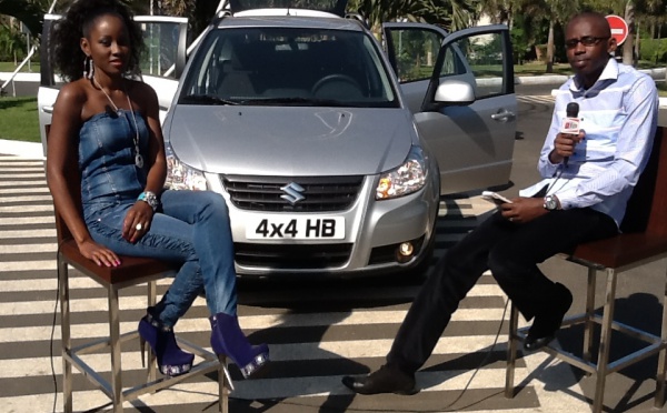 Queen Biz toute belle lors du  tournage de l’émission Auto Mag de la Tfm