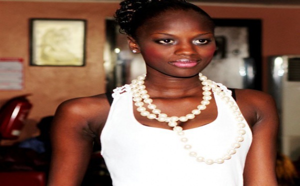 Arbre de Noel à la Prison Forbe avec la Miss Afrcité 2012 Aida Ndao