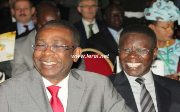 Youssou Ndour et son collègue Pape Diouf souriants 