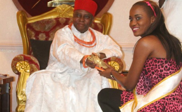 La miss Eva Diagne reçoit un cadeau royal au Nigeria