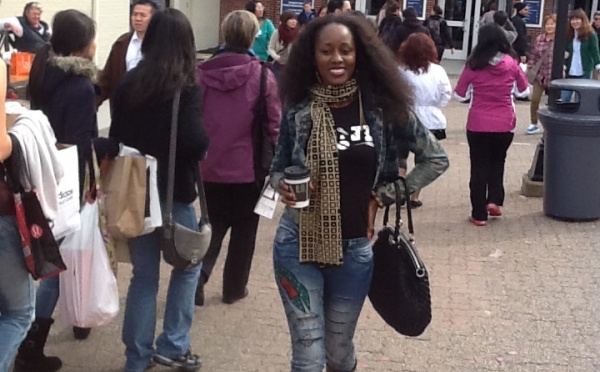 La chanteuse Queen Biz toute joyeuse dans les rues de New-York City
