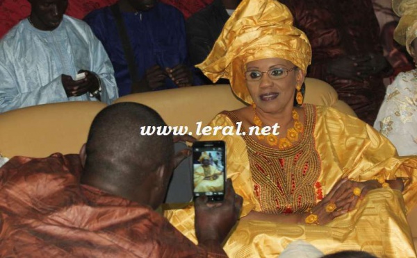 Sokhna Aïcha Mama Kane: l'épouse de Cheikh Béthio admire le travail des paparazzi