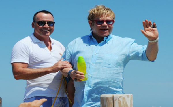 Elton John dément les rumeurs d’une deuxième paternité