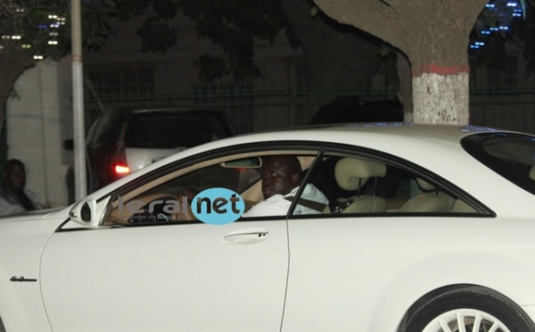 Le jet-setteur Daouda Mbow dans sa rutilante voiture 