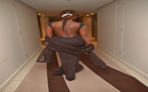 Coumba Gawlo se dandine dans les couloirs à dos nu