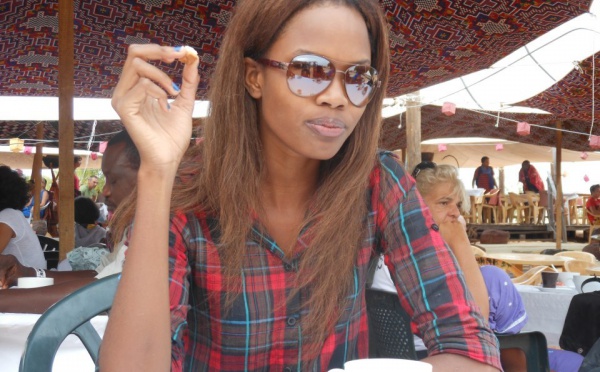 Le mannequin Coumbelle Kane prenant son petit déjeuner lors du festival du sahel