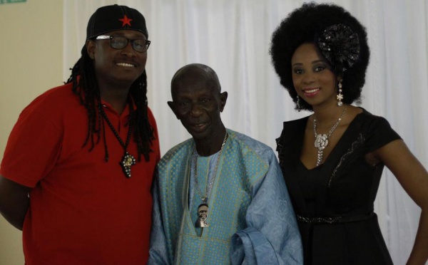 Les artistes Adjouza, Didier Awadi avec le tambour major Doudou Ndiaye Rose 