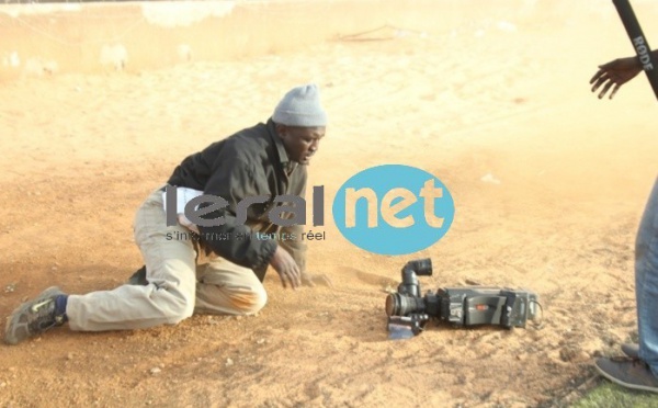Chute spectaculaire du cameraman qui suivait Balla Gaye 2 au stade Demba Diop