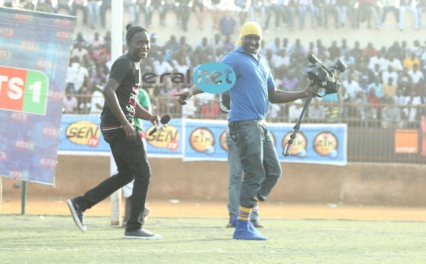 Modou Mbaye, le fils de Bécaye Mbaye avec son cameraman