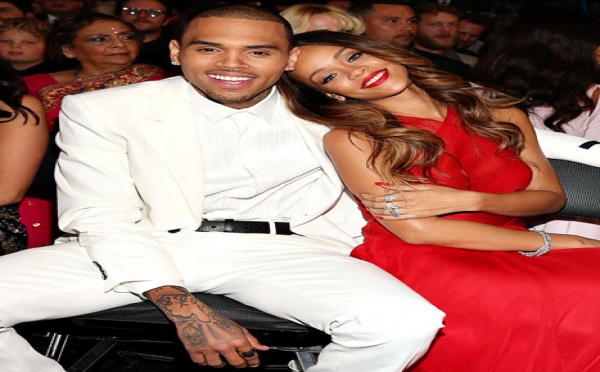 Rihanna pose dans les bras de Chris Brown pendant les Grammys