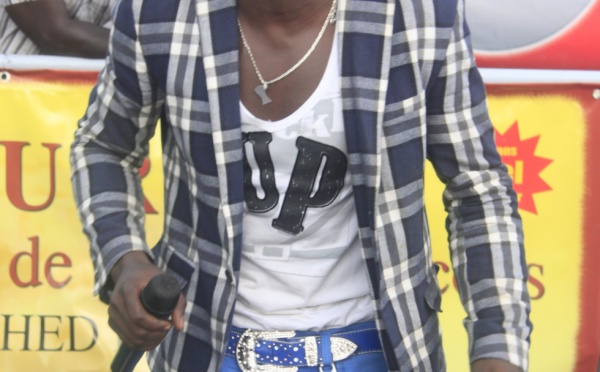 Pape Ndiaye Thiopet fait le show lors d'un combat de lutte
