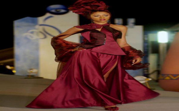 Sokhna Aidara défile avec une tenue de la styliste Mame Fagueye Ba