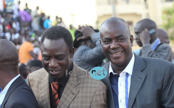 Bécaye Mbaye à côté de son ami Thione Seck