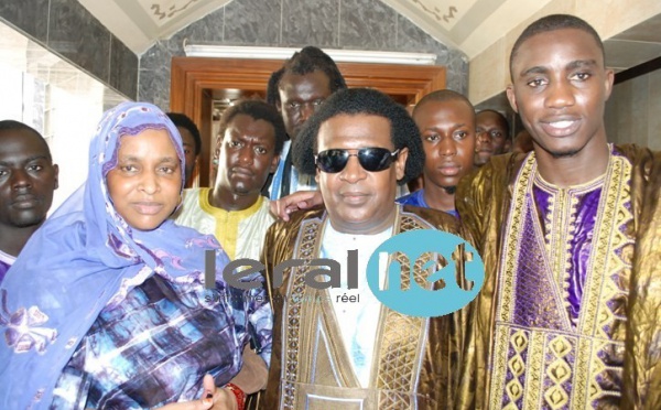 Wally Seck avec sa maman et son mara lors du baptême de sa fille