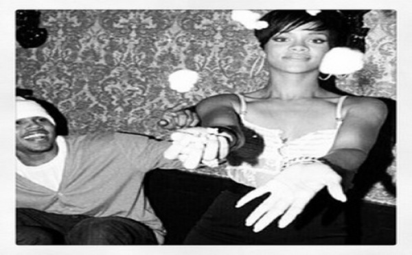 Sea, sex and sun, Rihanna embrasse Chris Brown à Hawaï lors de son 25ème anniversaire
