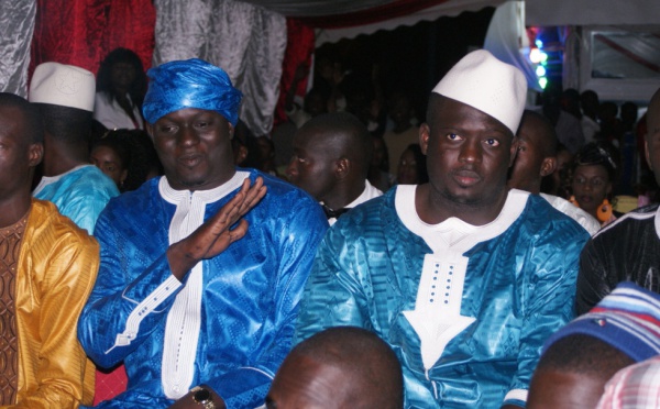 Aziz et son frère Baye Ndiaye dans un style tendance en bleu-blanc