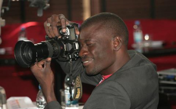 Le paparazzi Gomis sur son viseur, un vrai chasseur de scoop!!