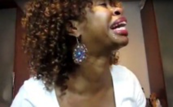 Vidéo : Cette fille a failli mourir en voulant défier le piment. Regardez