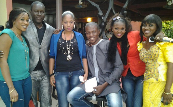 Aida Samb et Ibrahima Mbaye Sopé en complicité avec des animateurs de Canal Infos 