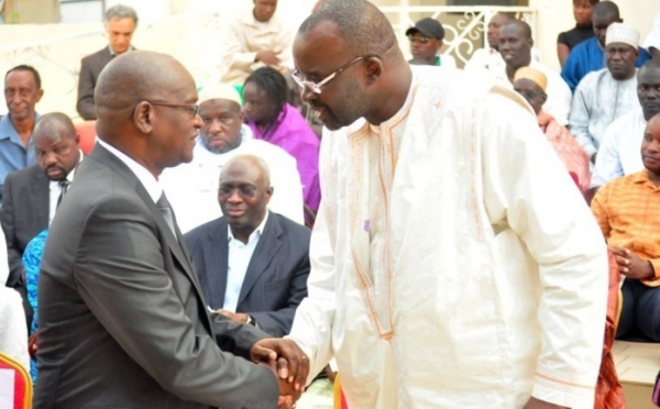 La poignée de main entre Cissé Lô et Latif Coulibaly