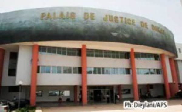 Tribunal de Dakar: Un accesseur dort en pleine audience