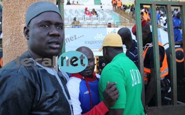 Lamine Samba devant la porte du stade Demba Diop