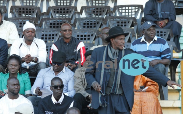 Doudou Seck en mode costume cravate