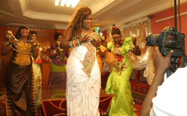 Ngoné Ndiaye Guéwel lors du tournage de son nouveau clip