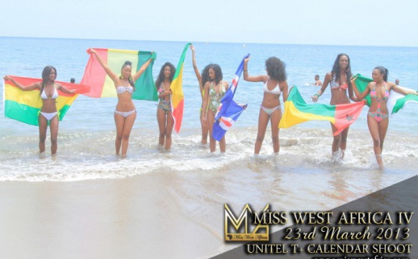 Des candidates de Miss West Africa 2012 sur une plage de Praia (Cap-Vert)