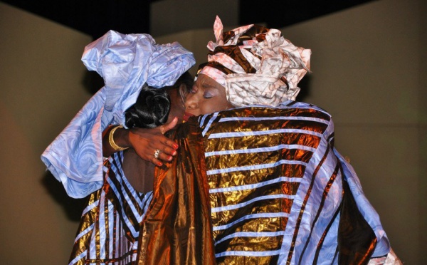 Coumba Gawlo fond en larme dans les bras de sa maman