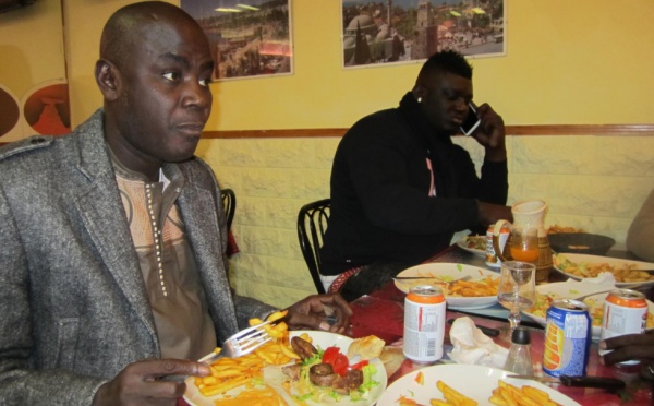 Bécaye Mbaye et Balla Gaye 2 dans un restaurant à Paris
